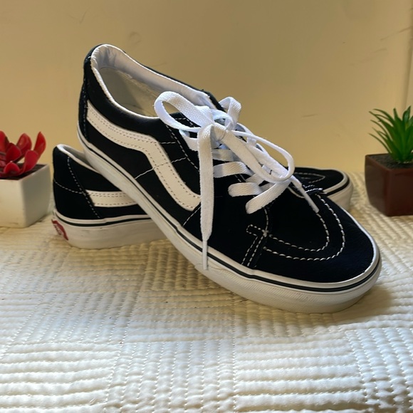 Vans - Picture 1 of 8